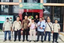 PEMBERIAN PLASMA SATGAS PKH DAN PT.AGRINAS PALMA BAGI MASYARAT DAN TOKOH ADAT PALUTA