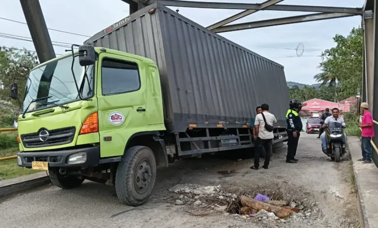 Warga Mengeluh! Jalan Baru Padangsidimpuan Rusak: Bukti Lemahnya Pengawasan Pemerintah? Warga Mengeluh! Jalan Baru Padangsidimpuan Rusak: Bukti Lemahnya Pengawasan Pemerintah?