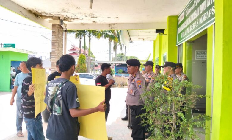 DUGAAN PUNGLI ID card, LSM GEMPUR COPOT KAKAN KEMENAG TAPSEL DUGAAN PUNGLI ID card, LSM GEMPUR COPOT KAKAN KEMENAG TAPSEL