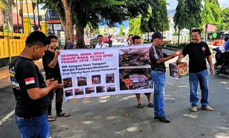 Aksi Galang Dana Perbaikan Mobil Dinas anggota DPRD Kota padangsidimpuan