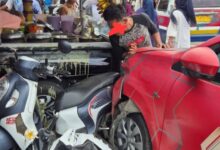 Diduga Mobil perusahaan yang bertuliskan Telkomsel menabrak 2 unit sepeda motor Di sekitaran Tugu siborang