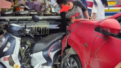Diduga Mobil perusahaan yang bertuliskan Telkomsel menabrak 2 unit sepeda motor Di sekitaran Tugu siborang