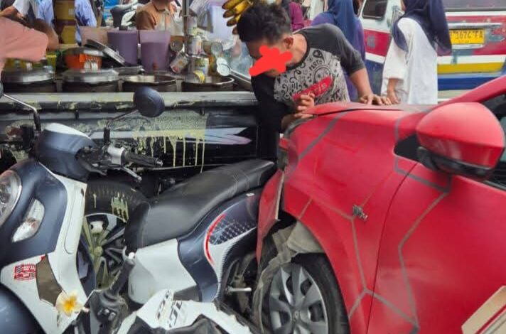 Diduga Mobil perusahaan yang bertuliskan Telkomsel menabrak 2 unit sepeda motor Di sekitaran Tugu siborang Diduga Mobil perusahaan yang bertuliskan Telkomsel menabrak 2 unit sepeda motor Di sekitaran Tugu siborang