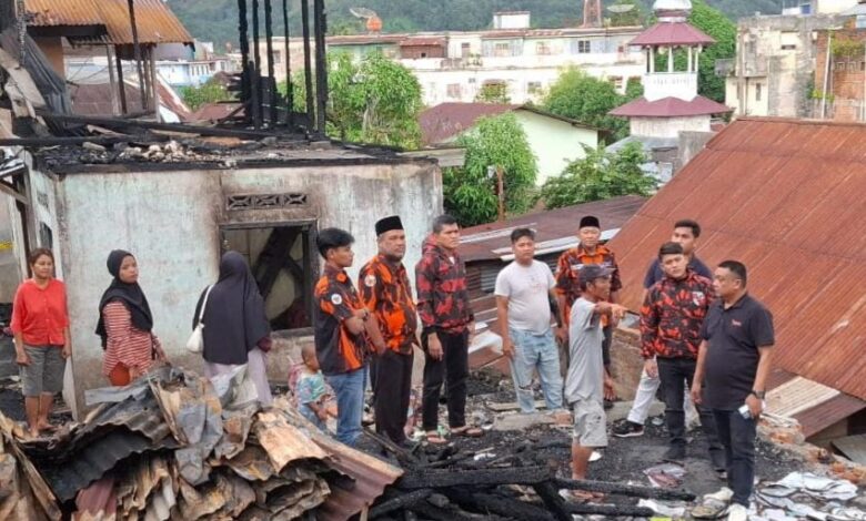 MPC PEMUDA PANCASILA DAN SAPMA (PP) PADANGSIDIMPUAN, MENYALURKAN BANTUAN BENTUK SOLIDARITAS DAMPAK KEBAKARAN DI KAMPUNG BUKIT