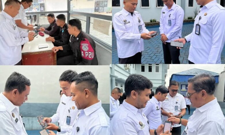 PEJABAT ESELON IV PADANGSIDIMPUAN LAKUKAN PEMERIKSAAN (HP) PETUGAS, DUKUNG PEMBERANTASAN JUDI ONLINE