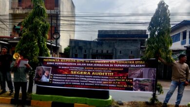 Aksi unjuk Rasa di Depan Hotel Mega Permata JSI-GRIP Meminta Agar BPK Sumut Memeriksa Pekerjaan Proyek Di Tapanuli Selatan Khusus Dinas PUPR Aksi unjuk Rasa di Depan Hotel Mega Permata JSI-GRIP Meminta Agar BPK Sumut Memeriksa Pekerjaan Proyek Di Tapanuli Selatan Khusus Dinas PUPR