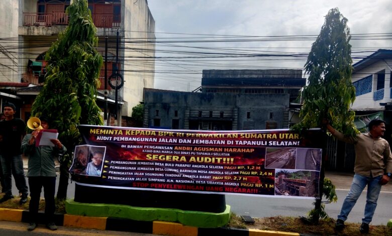 Aksi unjuk Rasa di Depan Hotel Mega Permata JSI-GRIP Meminta Agar BPK Sumut Memeriksa Pekerjaan Proyek Di Tapanuli Selatan Khusus Dinas PUPR Aksi unjuk Rasa di Depan Hotel Mega Permata JSI-GRIP Meminta Agar BPK Sumut Memeriksa Pekerjaan Proyek Di Tapanuli Selatan Khusus Dinas PUPR