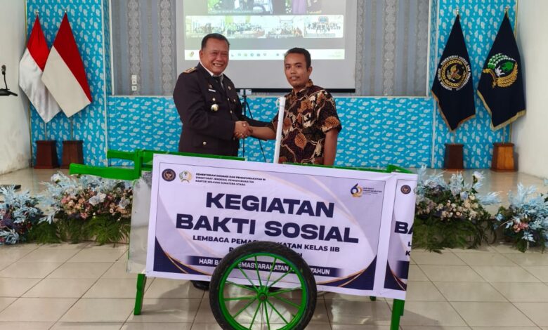 Kalapas Padangsidimpuan serahkan Bantuan Gerobak kepada Warga Binaan Dalam Rangkaian HBD-62
