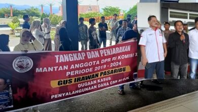 KETUA (WIB) WAKTU INDONESIA BERGERAK, BURHAN HUTASUHUT GELAR AKSI DEMO, NAMA BUPATI TAPSEL TERSANDUNG KASUS ALIRAN DANA CSR