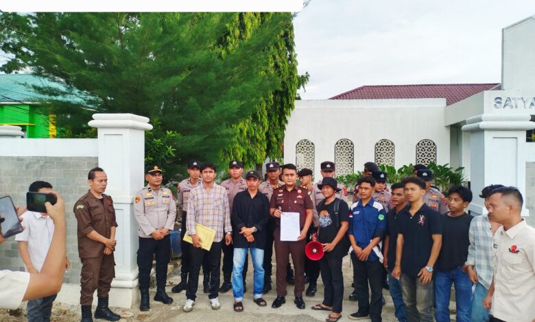 FMPB Gelar Aksi Unjuk Rasa Di Kejari Padang Lawas, Dugaan Pungli Dana THR Guru Pai FMPB Gelar Aksi Unjuk Rasa Di Kejari Padang Lawas, Dugaan Pungli Dana THR Guru Pai