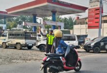 Personil Lalu Lintas Polres Padang Lawas Utara melaksanakan pengaturan di depan SPBU Gunung Tua, Arus Lancar Dan Tertip
