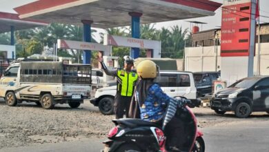 Personil Lalu Lintas Polres Padang Lawas Utara melaksanakan pengaturan di depan SPBU Gunung Tua, Arus Lancar Dan Tertip