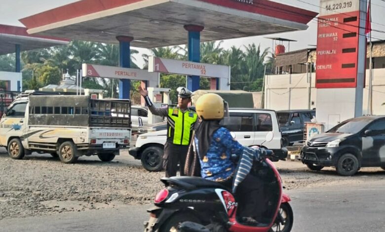 Personil Lalu Lintas Polres Padang Lawas Utara melaksanakan pengaturan di depan SPBU Gunung Tua, Arus Lancar Dan Tertip Personil Lalu Lintas Polres Padang Lawas Utara melaksanakan pengaturan di depan SPBU Gunung Tua, Arus Lancar Dan Tertip
