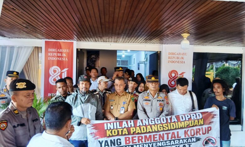 Gabungan Massa AMB Lakukan Aksi Damai Di Kantor DPRD Dan kantor Walikota Kota padangsidimpuan Atas Ranperda Di MEDAN Gabungan Massa AMB Lakukan Aksi Damai Di Kantor DPRD Dan kantor Walikota Kota padangsidimpuan Atas Ranperda Di MEDAN